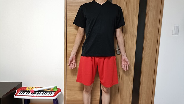 リライブシャツを着る男