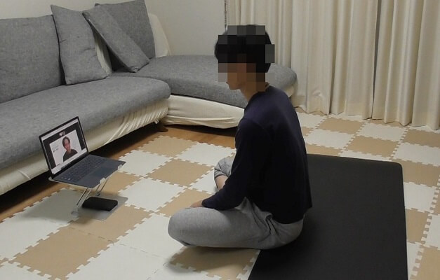 クラウドジムの体験をする筆者