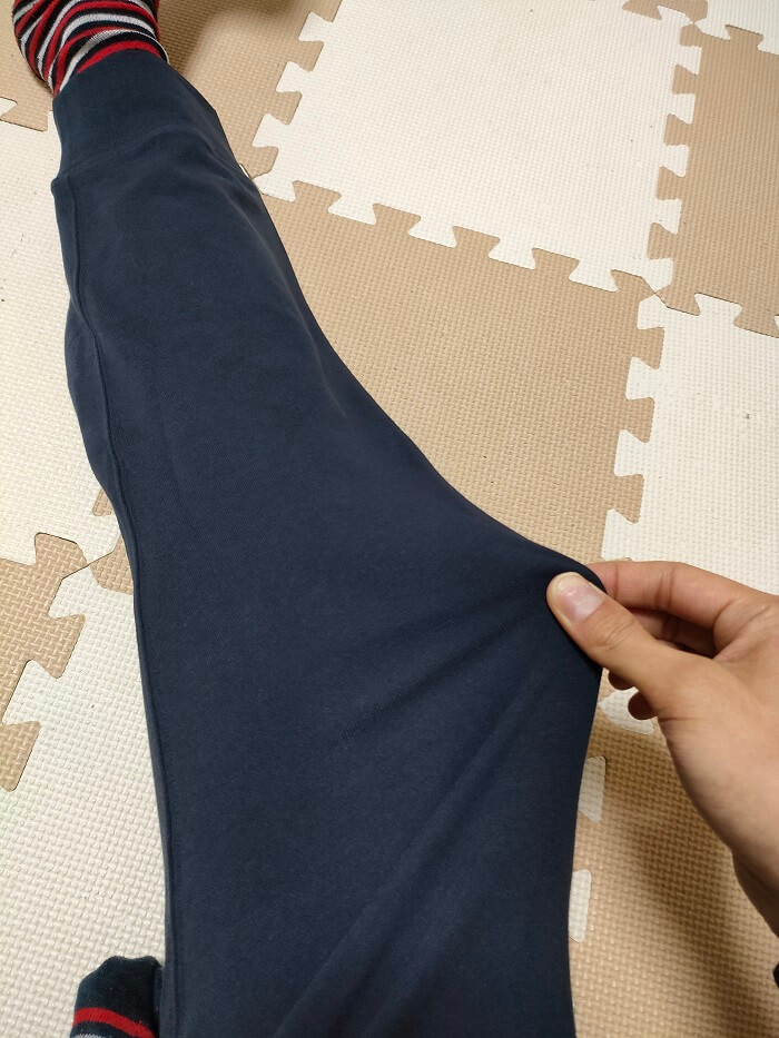 BAKUNEのズボンを引っ張る