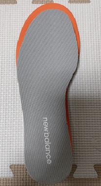 インソールを重ねて型をとる