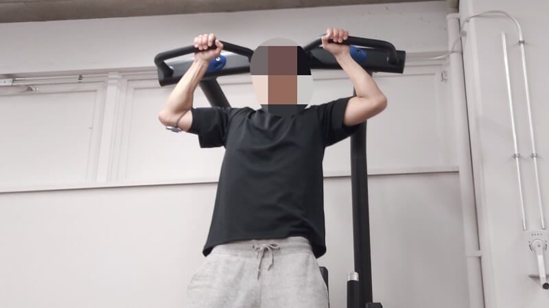 リライブシャツを着て筋トレする筆者