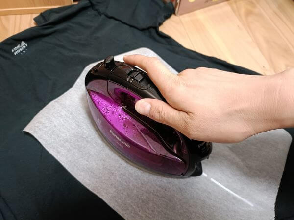 hogume転写シートを仕上げのアイロンがけする様子